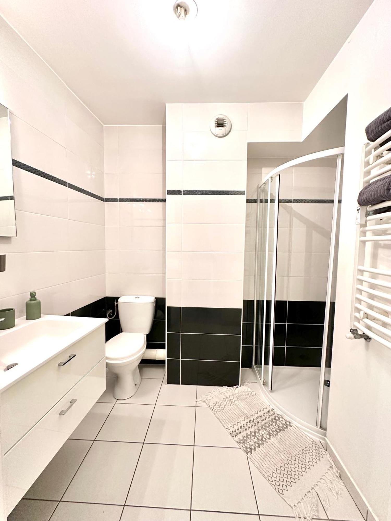 Apartment 600 M De La Promenade Des *
